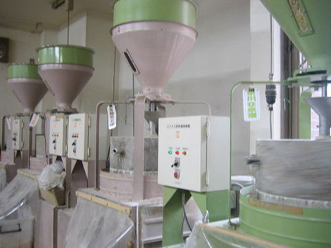 写真3 当校製粉工場の製粉機